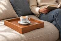 Charola de madera de tzalam Liberty Coffee con una taza de café, en uso en casa