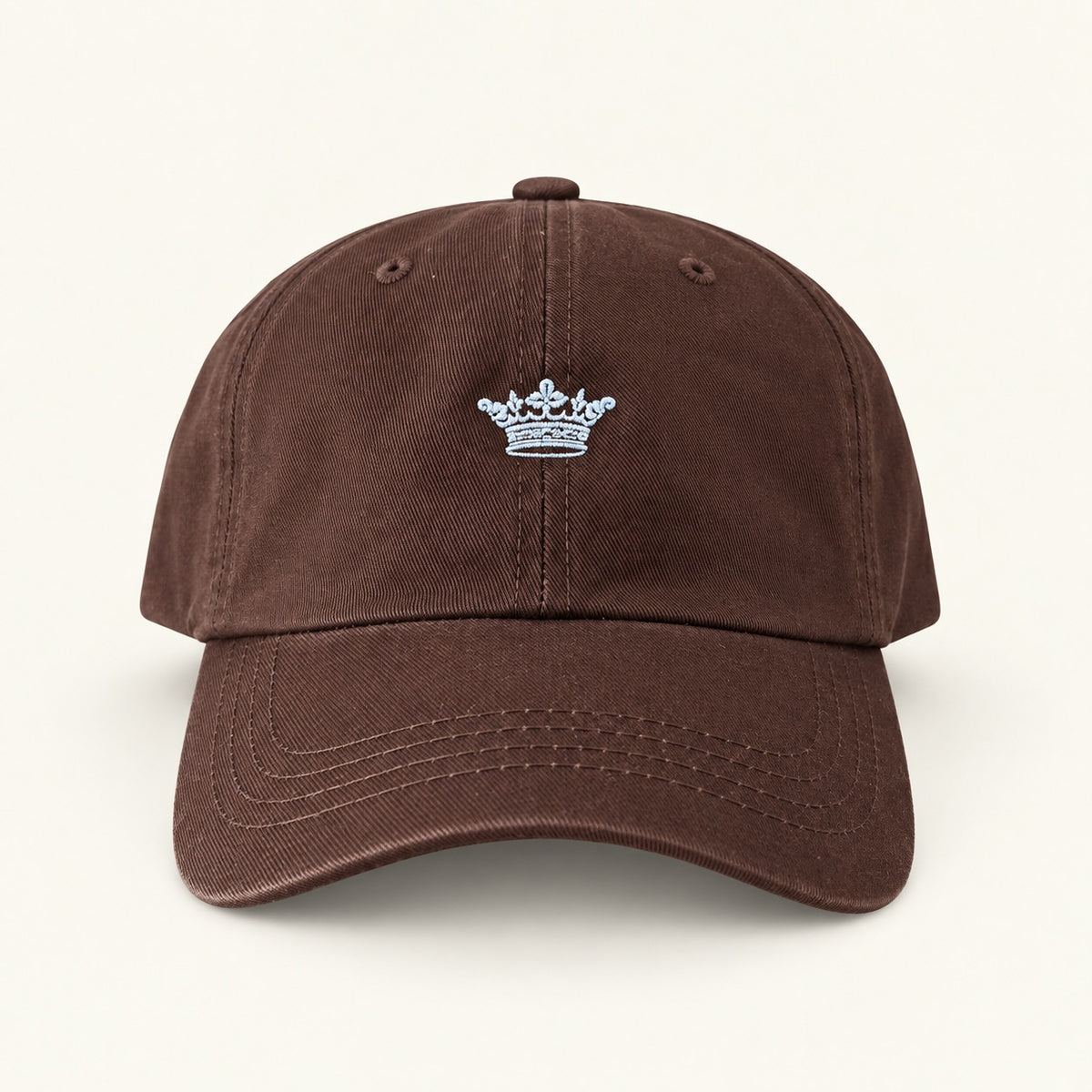Gorra con corona bordada